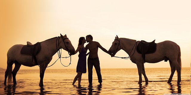 Romantic sunset horse riding on the riambel beach (5)